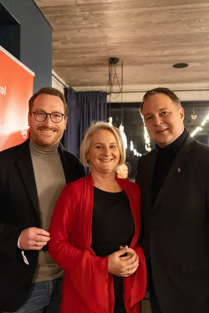 Landeshauptmann-Stellvertreter Philip Wohlgemuth, Landtagsabgeordnete Claudia Hagsteiner und Vize-Kanzler Andreas Babler (v. li.). | Foto: SPÖ BO Kitzbühel