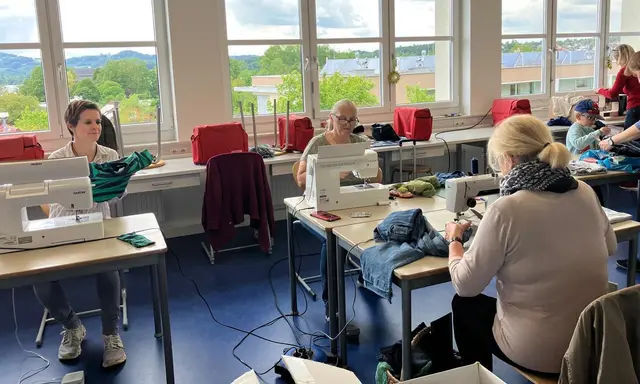 Beim Repair-Café werden nicht nur Alltagsgegenstände gemeinsam repariert, sondern auch kaputte Kleidungsstücke genäht. | Foto: Pommer