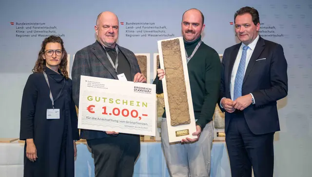 Von links: Elisabeth Leitner (TU Wien), Fritz und Peter Agfalterer (die Betreiber des Dynacenters in Neufelden) sowie Bundesminister Norbert Totschnig. | Foto: BMLUK/Hemerka