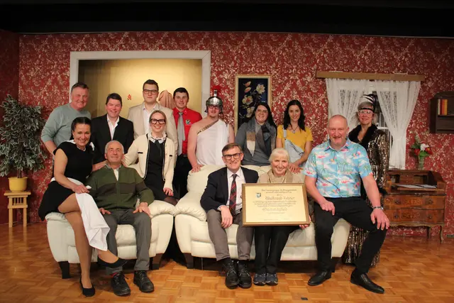 Die Theatergruppe St. Margarethen im Lungau mit Waltraud Zehner (sitzend, 2. v. re.), die am 17. Jänner 2026 zum Ehrenmitglied ernannt wurde.  | Foto: Theater St. Margarethen