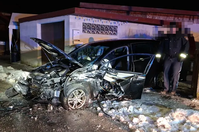 Eines der schwer beschädigten Fahrzeuge | Foto: FF Niederedlitz