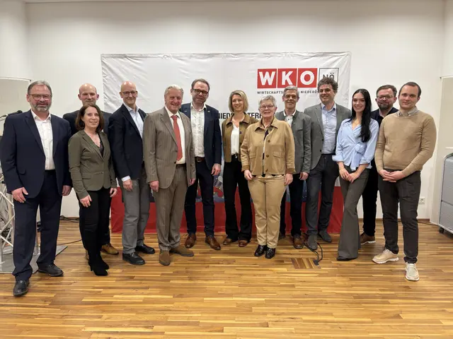 Bezirksstellenausschussmitglied Reinhard Indraczek, FIW-Bezirksvorsitzende Bettina Heinzl, Leonhard Riemel - Bezirkshauptmannschaft Hollabrunn, WKNÖ-Direktor Johannes Schedlbauer, Bezirksstellenobmann Alfred Babinsky, Bundes- und Landesinnungsmeister-Stv. Günther Kober, stv. AMS-Leiterin Dagmar Zimmerl, Bezirksvertrauensfrau Elisabeth Eigruber, Geschäftsstellenleiter der Landarbeiterkammer Oliver Hauer, Fachgruppenobmann Florian Hengl, JW-Bezirksvorsitzende Victoria Sackl, Bezirksstellenleiter Julius Gelles und JW-Bezirksvorsitzender-Stv. Maximilian Hirsch | Foto: Bernhard Raab