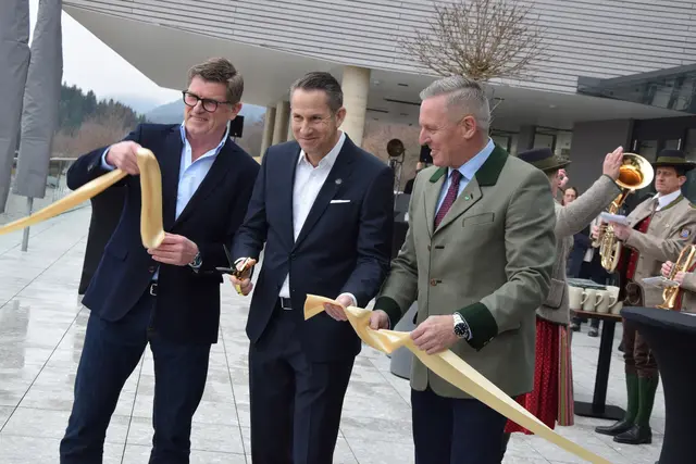Ring-Manager Thomas Überall, Kevin Abramowicz und LH Mario Kunasek eröffneten. | Foto: MeinBezirk/Stefan Verderber