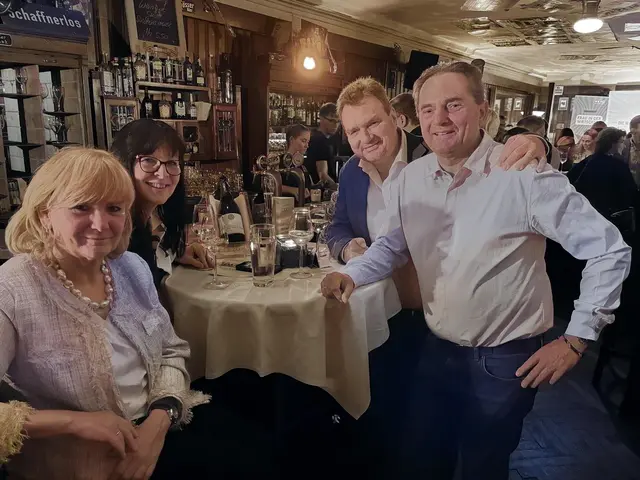 Irene Dräxler, Gabriele Schlögl und Rudi Dräxler feierten mit Karl Schlögl (Mitte) seinen 71. Geburtstag | Foto: Lauren Fahrenberger / MeinBezirk