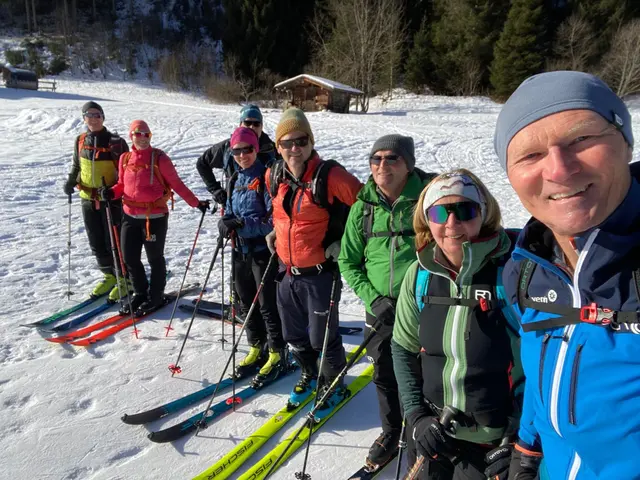 Kaiserwetter beim Tourenwochenende der Schärdinger Schitourengeher, Bildmitte Schitourenleiter Franz Haslehner. | Foto: Gruber/zvg AV Schärding