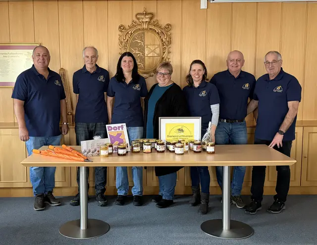 v.l.: Vbgm. Bernhard Hasslacher, Kassier Stellvertreter Josef Egarter, Obfrau Andrea Egarter, Dorfservice-Geschäftsführerin Claudia Stöflin, Schriftführerin Stefanie Fercher, Kassier Franz Moser, Bürgermeister Gerald Preiml | Foto: Dorfservice