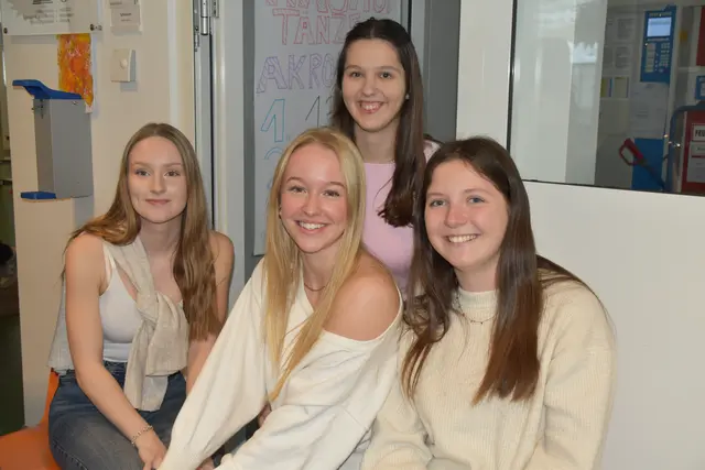 Die angehenden Maturantinnen freuten sich über viele Punsch- und Palatschinkenfans. | Foto: MeinBezirk/Michael Strini