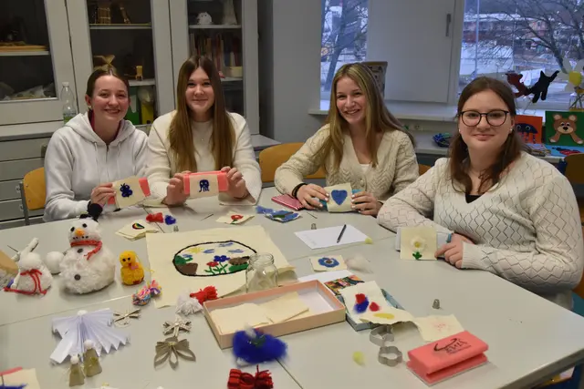 Kreativität mit Herz gab es unter anderem bei den Schülerinnen aus dem ersten Jahrgang. | Foto: MeinBezirk/Michael Strini