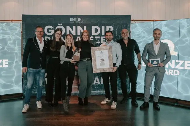 Das Asia Hotel &amp; Spa sicherte sich den 3. Platz beim Thermencheck-Award 2025. Im Bild: Michael Semmler (Geschäftsführer New Mediacheck GmbH) sowie das Team des Asia Hotel &amp; Spa Leoben mit Julia Berger (Onlinemarketing), Julia Weberhofer (Leitung Bankett &amp; Sales), Birgit Gruber-Udovičić (Leitung Marketing), Ivo Udovičić (Leitung Spa-Bereich), Markus Zarfl (Leitung Technik) und René Novak (Prokurist &amp; Head of Sales, New Mediacheck GmbH) (v. l.) | Foto: New Mediacheck GmbH/Golavcnik
