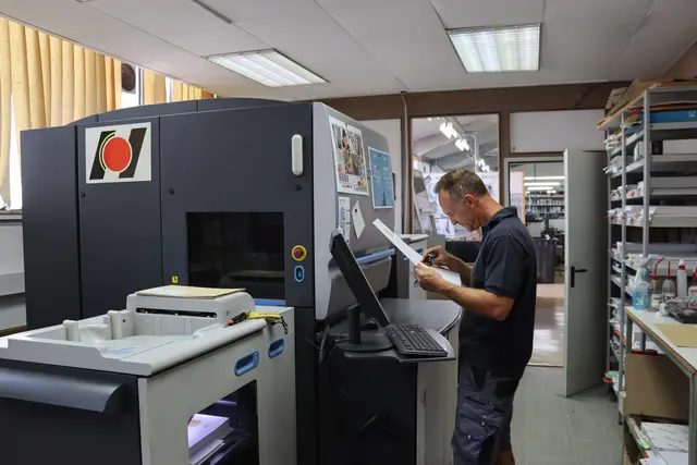 "Unsere Kundinnen und Kunden profitieren künftig von optimierten Angeboten, kurzen Wegen und einer schnellen Abwicklung, da alle wesentlichen Arbeitsschritte in einem Haus erfolgen, ganz nach dem Motto „alles aus einer Hand."
(Im Bild: Druckerei Hernegger)  | Foto: Martina Obertimpfler 