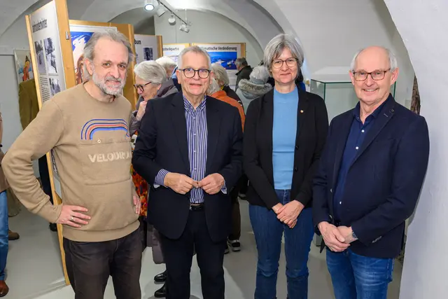 Kurator Wolfgang Simlinger, Vereinsobmann Gottfried Kneifel, Stadträtin Gabriele Käferböck, Vizebürgermeister Rudolf Höfler bei der Eröffnung im Museum Lauriacum | Foto: Laurin Holzleitner