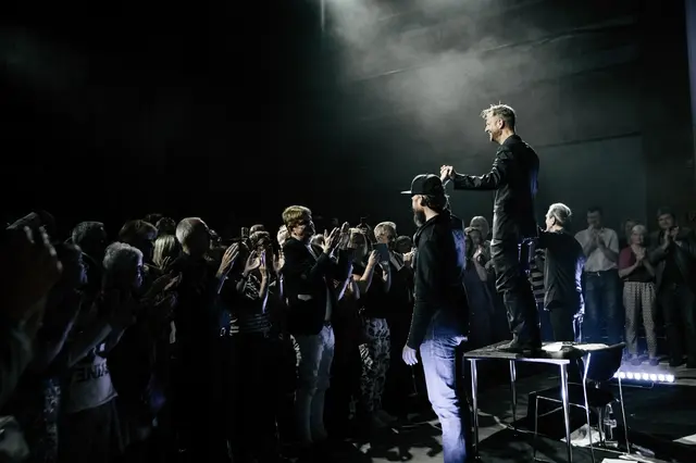 Der Schauspieler Philipp Hochmair interagiert immer wieder mit dem Publikum im Greith-Haus. | Foto: Ulrike Rauch