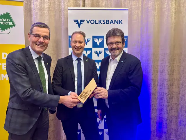 Gratulierten Regionaldirektor Weidinger zur "Besten Regional-Direktion" in Niederösterreich - Bezirkshauptmann Grusch und Bürgermeister Lentschig. | Foto: Markus Kahrer