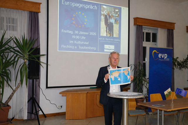 Mit einer Landkarte erklärt Reinhold Lopatka globale und europäische Zusammenhänge. | Foto: Nicole Schawill