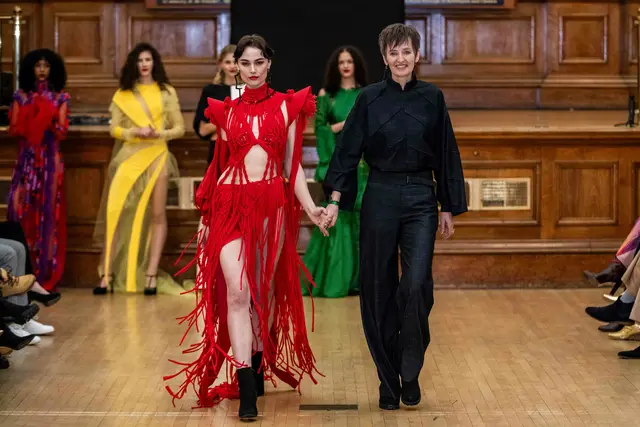 Im unteren Foyer des Greith-Hauses zeigt die Schneider-Meisterin Christa Franz (r.) aus St. Ulrich in Greith immer wieder ihre extravaganten Modelle, die derzeit die Laufstege in den internationalen Modemetropolen erobern. | Foto: Michael Schnabl
