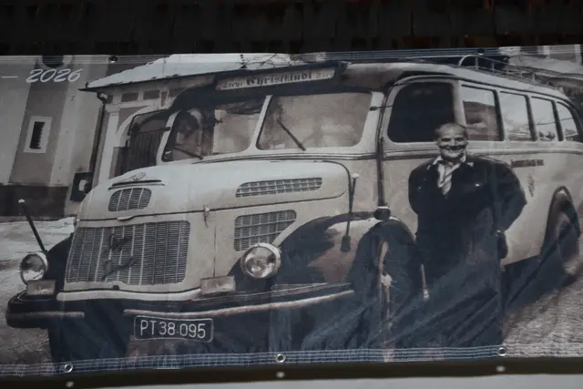 Ein stolzer Rudi Spiegl vor dem Postbus vor 40 Jahren. | Foto: Manfred Jordan
