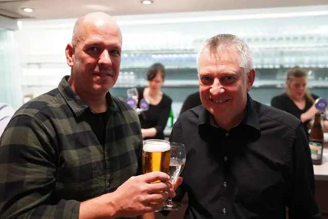 Robert Cejdl ließ sich sein Bier schmecken und stieß mit Johann Ibersperger an.