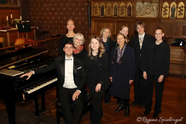 Am 25.1 lud das Stadtorchester zum Neujahrskonzert unter Dirigent und Pianist
Črt Lasbaher in die Klosterkirche des Sacré Coeur Pressbaum. Dirigent Črt Lasbaher mit Konzertmeisterin Mag. Sonja Dalfen, Ursula Grillmeier, Kamila Marta Lasbaher, OB Cornelia Daxbacher, Rosa Owesnak, Miriam Prager, Paul Haselböck und Esther Wright.