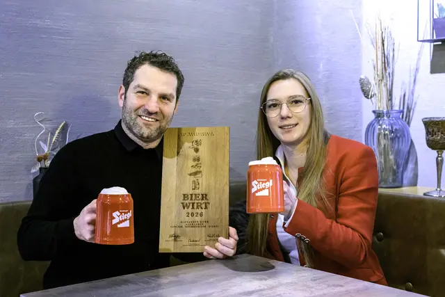 Alexander Muhr bekommt seine Auszeichnung von Stiegl-Kundenbetreuerin Daniela Feßl überreicht. | Foto: Max Slovencik