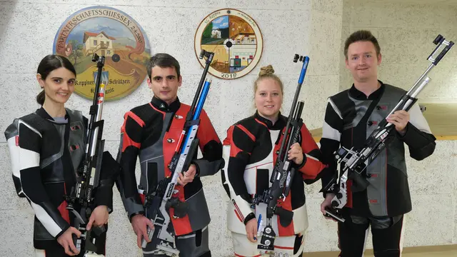 Gold für Mieming 1 mit Patricia Patka-Rangger (2.v.r) und Hannes Patka (r) und Silber für Roppen 1 mit Franziska (l) und Johannes Stefani (2.v.l)