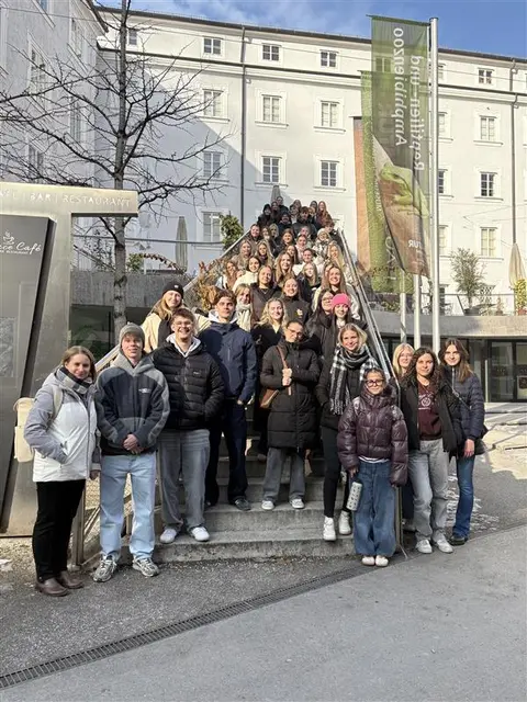 HLW Reisegruppe der zweiten Klassen der Höheren Lehranstalt für wirtschaftliche Berufe mit ihren Begleiterinnen Prof. Barbara Honsig-Erlenburg und Prof. Bernadette Mitterer  | Foto: (c) hlwspittal 2026 Medienteam