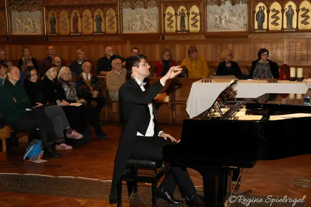 Ein Drahtseilakt des Dirigenten und Pianisten Črt Lasbaher: Klavier spielen und zugleich das Orchester dirigieren. 