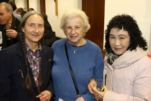 Komponistin Rosa Owesnak traf in der Pause auf  Sylvia Arnberger und Pianistin Midori Ortner.