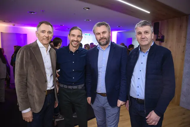 ProMedia Geschäftsführer Christian Jost (2.v.l.) mit Theo Zoller (Obmann TVB Tiroler Zugspitz Arena, re.), Oliver Schwarz (Geschäftsführer bei Ötztal Tourismus, li.) und Marco Witting (Chefredakteur Tiroler Tageszeitung). | Foto: ProMedia / Oss