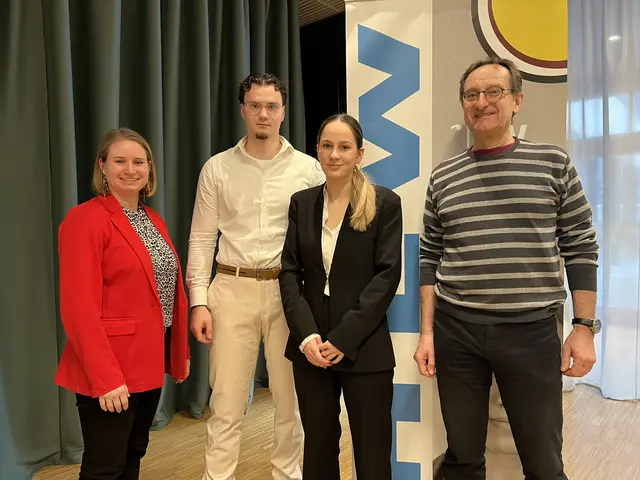Das Diplomarbeitsteam v.l.n.r.
Fachbetreuerin Mag. Bernadette Mitterer, Diplomanden Elias Glabutschnig und Emilia Krakolinig mit Parkinsonexperten vom Klinikum Klagenfurt  OA. Dr. Alfred Kuschnig  | Foto: hlwspittal 2026