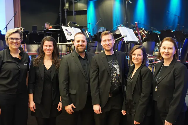 Silke Koglbauer, Bettina Faunie, Obmann Daniel Pregartner, Dirigent Markus Bauer, Astrid Rhabek und Sonja Dorn.