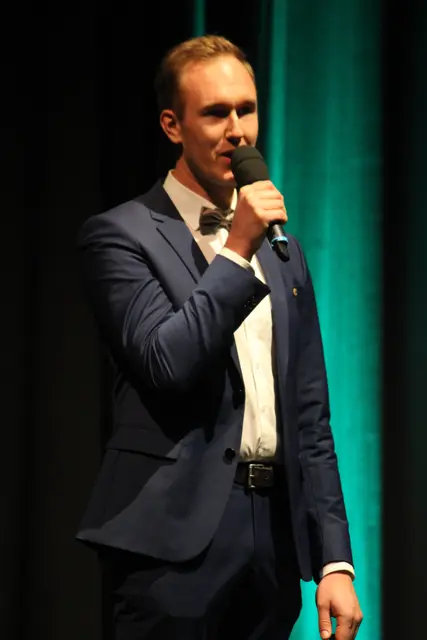 Lions Club Weiz Präsident Michael Kothgasser begrüßte die Gäste beim Benefiz-Kabarett-Abend im Kunsthaus Weiz. | Foto: Josef Hofmüller