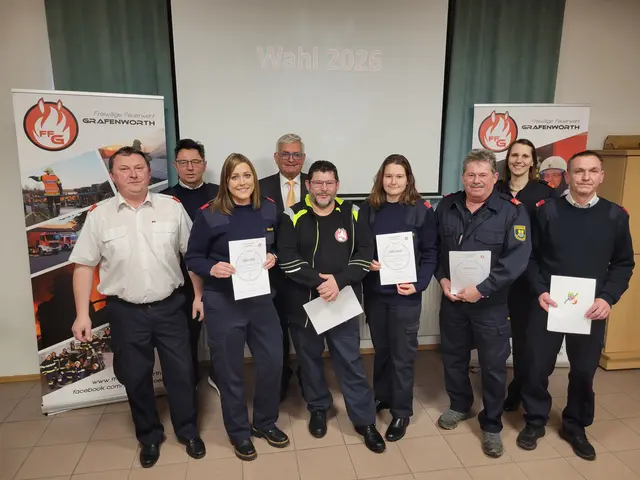 Gerald Heiß, Herbert Reisinger, Tanja Traxler, Bürgermeister Alfred Riedl, Stefan Weywar, Vanessa Taller, Hubert Auböck, Sabine Steinkellner, Manfred Korn | Foto: FF Grafenwörth