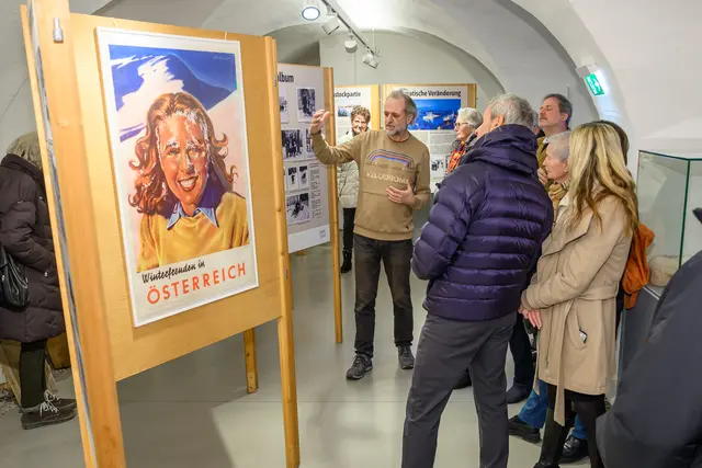 Kurator Wolfgang Siminger erklärt alte Fototechniken | Foto: Laurin Holzleitner