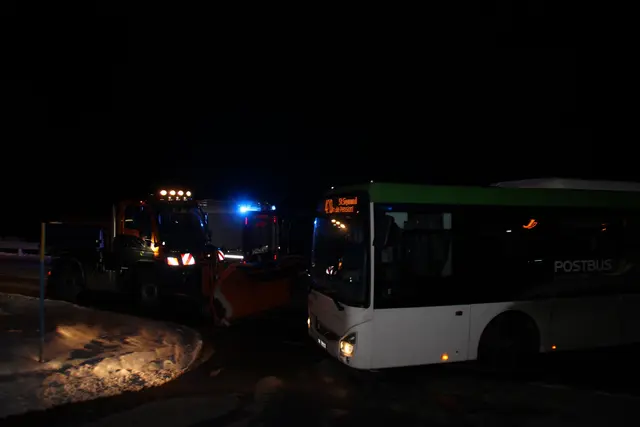 Blaulicht unterstützt stoppte die St. Sigmunder Feuerwehr Spiels Weiterfahrt und leitete ihn zum Gemeindehaus. | Foto: Manfred Jordan