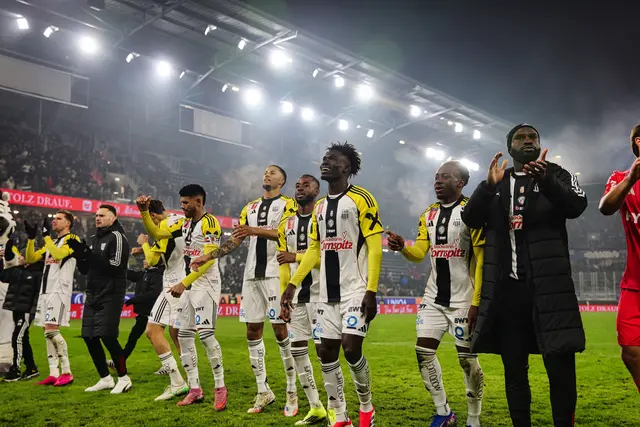 Derbysieger, Derbysieger, hey, hey: Die LASK-Kicker feierten mit ihren Fans nach der Partie den Triumph über den Lokalrivalen. | Foto: Reischl