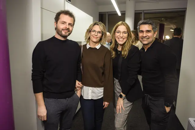 „Multi-Media“ (v.l.): Emanuel Altenburger (ProMedia Gesellschafter) mit Ehefrau Corinna Borau (Wettermoderatorin ProSiebenSat.1), Barbara Plattner (Touristikerin mit Agenturerfahrung) sowie Jan Hetfleisch (Fotograf, Getty Images). | Foto: ProMedia / Oss