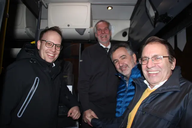 Anton Schiffmann, Hans Motz und Benedikt Singer (l.) enterten in Sellrain  den Postbus und überraschten einen sichtlich freudigen Rudi Spiegl (Mitte). | Foto: Manfred Jordan