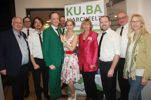 Die Künstler mit Band und Promigästen. | Foto: Raimund Mold