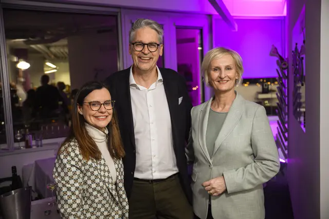 ProMedia Geschäftsführer Stefan Kröll bergrüßte Silvia Lieb (CEO der Moserholding, re.) und Esther Mitterstieler (Landesdirektorin ORF Tirol) auf dem Fest. | Foto: ProMedia / Oss