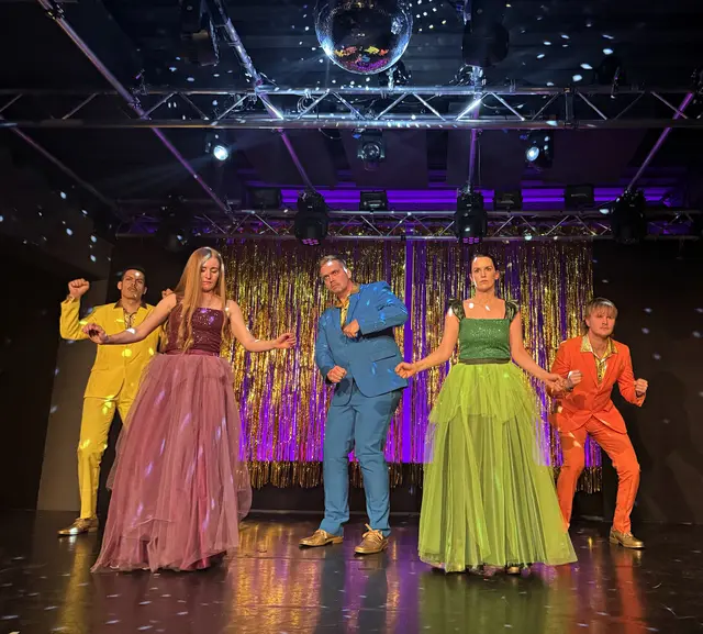 Das Ensemble des Theaterforums HUMISTE zeigt in „Konfetti!“ eine hervorragende Spielleistung, die auch choreografische und gesangliche Sequenzen erforderte: v.l.n.r.: Martin Lechleitner, Lilli Timmes, Florian Jonak, Julia Eiter und Lorenz Polak bringen Bewegung, Rhythmus, Humor und viel Tiefe auf die Bühne.