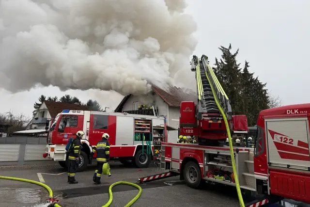 Mehrere Atemschutztrupps versuchen in Wagna den Brand des Wohnhauses unter Kontrolle zu bringen. | Foto: Feuerwehr Leibnitz