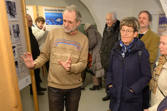 Kurator Wolfgang Siminger erklärt alte Fototechniken | Foto: Laurin Holzleitner