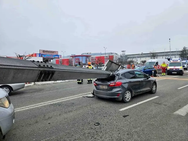 Der Überkopfwegweiser prallte auf Autos. | Foto: Berufsfeuerwehr Klagenfurt am Wörthersee