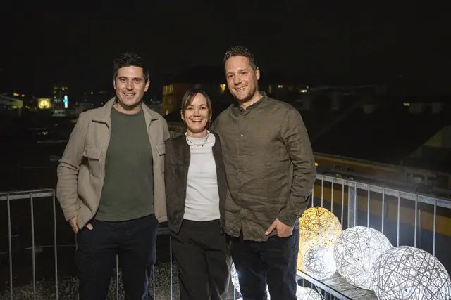 Dominik Hoflach (MK Illumination, re.) sorgte für ein „Mini-LUMAGICA“ über den Dächern der Stadt. Andreas Witting (LUMAGICA Meran) und Silke Mader sind mit dem magischen Lichterpark schon lange vertraut. | Foto: ProMedia / Oss