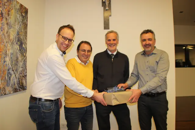 Benedikt Singer (l.), Anton Schiffmann (2.v.l.) und Hans Motz (r.) überreichten Rudi Spiegl ein  Dankesgeschenk der Talschaft.  | Foto: Manfred Jordan