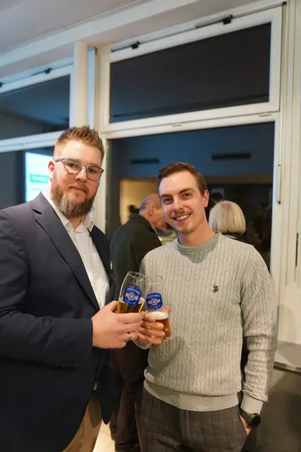 Daniel Schruff stieß mit Casper Christiansen an.
