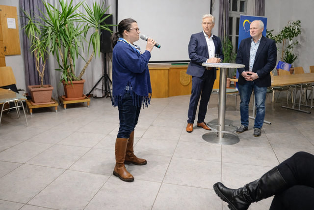Sonja Skalnik im Austausch mit den Teilnehmerinnen und Teilnehmern. | Foto: Nicole Schawill