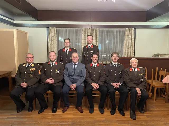 Altkommandant Karl Heinrich, Kommandant Michael Rauscher, Bürgermeister Erwin Häusler, Kommandant-Stellvertreter Markus Hirschbeck und Altkommandant Rudolf Kowarz (v. l., sitzend) mit dem alten Kommando Markus Fohringer und Josef Rödl (v. l., stehend). | Foto: FF Reidling