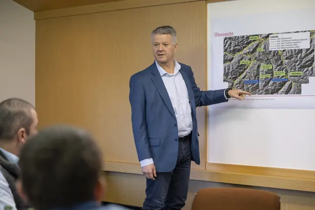TINETZ-Geschäftsführer Thomas Rieder erläuterte im Gemeindeamt St. Leonhard das Prinzip des "Ringschlusses".