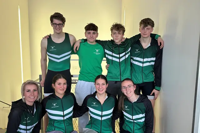 Das Team der VST Sektion Rudern mit Trainerin Valentina Starc (1. Reihe rechts) und Vorstandsmitglied Nicole Malle (1. Reihe links) bei den Indoor-Meisterschaften in Lenzing. | Foto: VST Sektion Rudern Völkermarkt